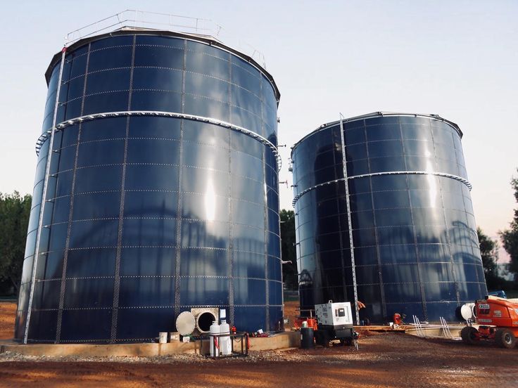 Vertical water storage tanks